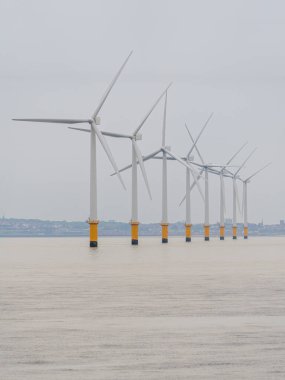 İrlanda Denizi 'nde rüzgar türbinleri Crosby, Merseyside, İngiltere yakınlarında.