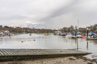 Wootton Köprüsü, Wight Adası, İngiltere - 16 Nisan 2023: Wootton Creek kıyılarında tekneler