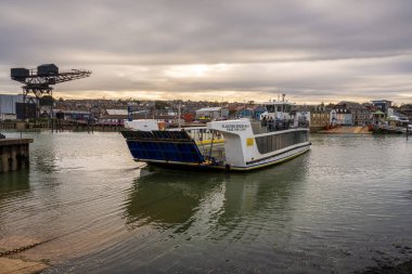 Doğu Cowes, Wight Adası, İngiltere - 16 Nisan 2023: Medine Nehri üzerinde yüzen köprü