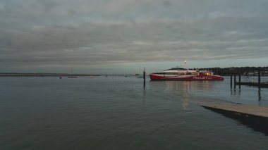 Cowes, Wight Adası, İngiltere - 16 Nisan 2023: Limandan kalkan bir feribot