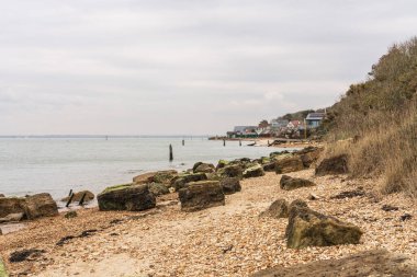 Gurnard, Wight Adası, İngiltere - 17 Nisan 2023 Gurnard Körfezi plajı