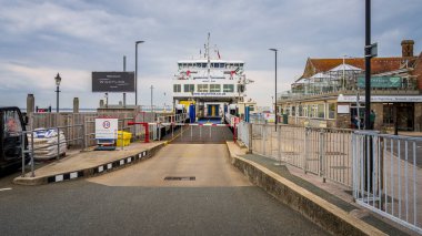 Yarmouth, Wight Adası, İngiltere, İngiltere. 17 Nisan 2023: Yarmouth Limanı feribotu