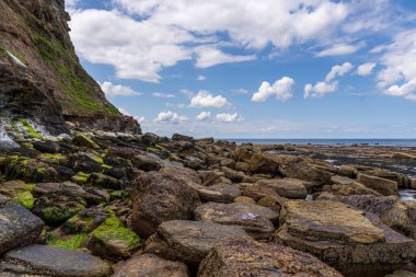 Kuzey Denizi kıyısında, Whitby, North Yorkshire, İngiltere 'deki Doğu Kayalıkları' nda gelgit alçak.