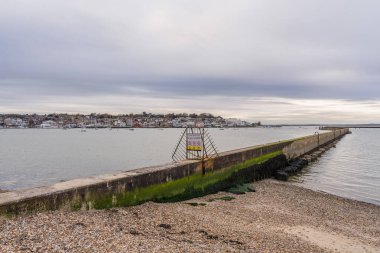 Doğu Cowes, Wight Adası, İngiltere - 16 Nisan 2023: Cowes 'a doğru bakıyor