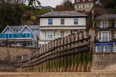 Ventnor, Wight Adası, İngiltere - 18 Nisan 2023: Gezinti güvertesindeki sahil ve evler