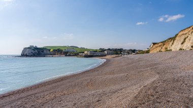 Freshwater Körfezi, Wight Adası, İngiltere - 19 Nisan 2023: Sahil, uçurum ve sahil