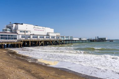 Sandown, Wight Adası, İngiltere - 20 Nisan 2023: Rıhtım ve sahil