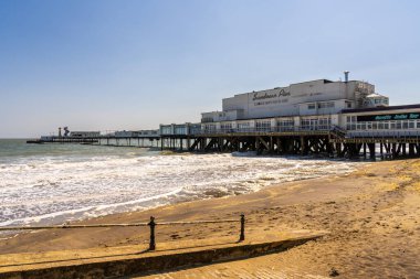 Sandown, Wight Adası, İngiltere - 20 Nisan 2023: Rıhtım ve sahil