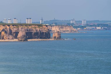 Arka planda Sunderland olan Kuzey Denizi kıyısı Seaham, County Durham, İngiltere 'den görüldü.