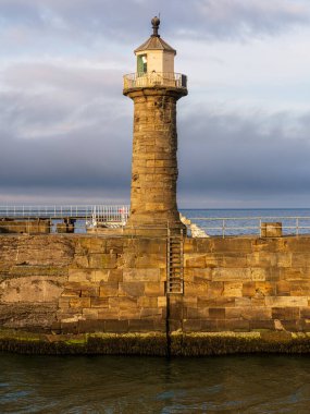 Whitby Limanı Doğu İskelesi ve Deniz feneri Whitby, Kuzey Yorkshire, İngiltere, İngiltere