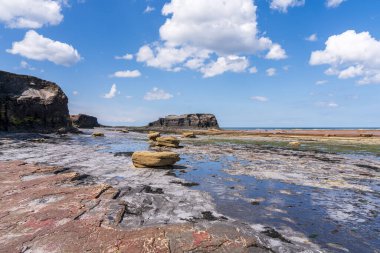 Kuzey Denizi kıyısında, Whitby, North Yorkshire, İngiltere 'deki Doğu Kayalıkları' nda gelgit alçak.