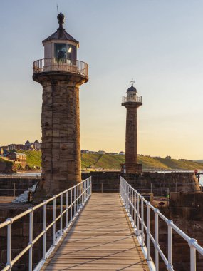 Whitby Limanı Doğu Feneri (solda) ve Whitby Limanı Batı Feneri (sağda) Whitby, Kuzey Yorkshire, İngiltere, İngiltere