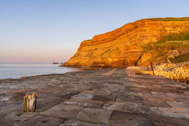 Akşam ışığı Whitby, North Yorkshire, İngiltere 'deki Doğu Kayalıkları üzerinde.