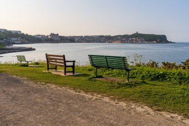 Güney Körfezi 'nde Scarborough, Kuzey Yorkshire, İngiltere, İngiltere' ye bakan banklar.