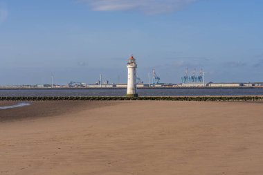 New Brighton, Merseyside, İngiltere - 16 Mayıs 2023: Arka planda Liverpool limanı olan New Brighton Deniz Feneri