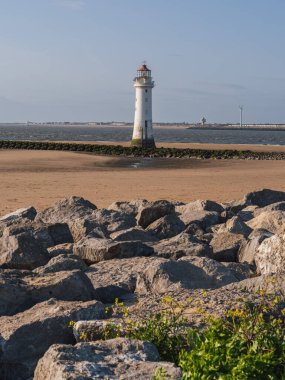New Brighton, Merseyside, İngiltere - 16 Mayıs 2023: Arka planda Liverpool limanı olan New Brighton Deniz Feneri