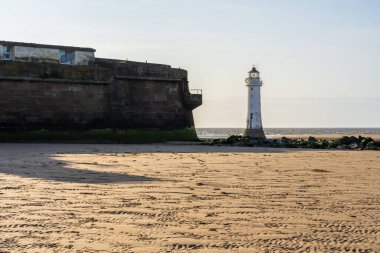 New Brighton, Merseyside, İngiltere - 16 Mayıs 2023: The New Brighton Lighthouse with Fort Perch Rock