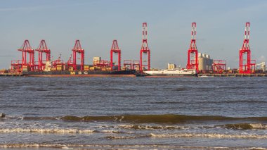 Bootle, Merseyside, İngiltere - 16 Mayıs 2023: Liverpool limanının konteyner terminalinden geçen yüksek hızlı katamaran feribotu