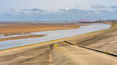 Leasowe yakınlarında, Merseyside, İngiltere - 17 Mayıs 2023: Kıyıdaki alçak gelgit