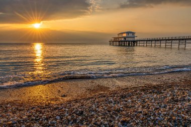 Totland, Wight Adası, İngiltere - 17 Nisan 2023 Totland Rıhtımı üzerinde gün batımı