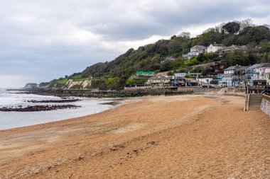 Ventnor, Wight Adası, İngiltere - 18 Nisan 2023: Gezinti güvertesindeki sahil ve evler