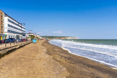 Sandown, Wight Adası, İngiltere - 20 Nisan 2023: Gezinti güvertesi ve plaj