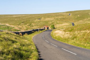 Coalcleugh, Northumberland, İngiltere yakınlarındaki Peak District kırsalında bir yol.