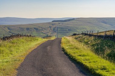 Rookhope ve Ireshopeburn, County Durham, İngiltere arasındaki Peak District kırsalında bir yol.