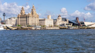 Liverpool, Merseyside, İngiltere - 15 Mayıs 2023: Mersey Nehri 'nden görülen şehrin silueti