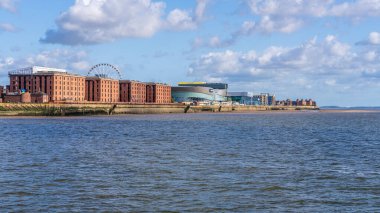 Liverpool, Merseyside, İngiltere - 15 Mayıs 2023: Mersey Nehri 'nden görülen şehrin silueti