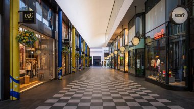 Liverpool, Merseyside, İngiltere - 15 Mayıs 2023: Kapalı dükkanları olan boş bir alışveriş merkezi