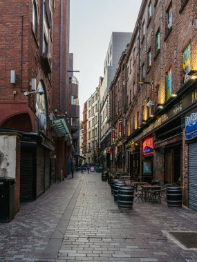 Liverpool, Merseyside, İngiltere - 15 Mayıs 2023: Mathew St 'deki barlar ve barlar