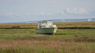 Heswall, Merseyside, İngiltere - 17 Mayıs 2023: Bataklıktaki gemi enkazı