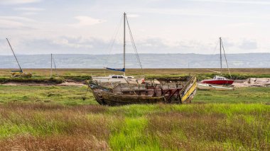 Heswall, Merseyside, İngiltere - 17 Mayıs 2023: Bataklıktaki gemi enkazı