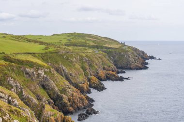 Douglas Adası yakınlarındaki kayalıklar ve İrlanda Denizi kıyısında.