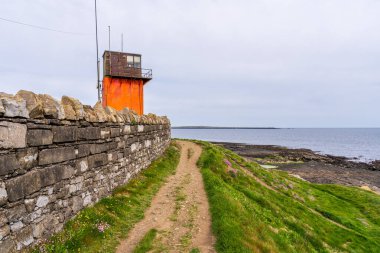 Scarlett, Rushen, Man Adası 'ndaki İrlanda Denizi kıyılarındaki Scarlett Point Kulesi.