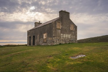 Cregneash yakınlarındaki Chasm 'daki eski kafeterya barınağı, Rushen, Man Adası.