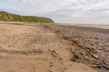 İrlanda kıyısındaki kayalıklar ve plajlar Ballasalla ve Sartfield arasında, Michael, Man Adası