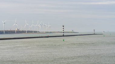 Europort, Rotterdam Limanı, Güney Hollanda, Hollanda çıkışında deniz fenerleri ve rüzgar türbinleri