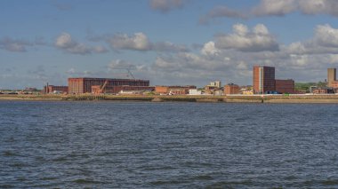Liverpool, Merseyside, İngiltere - 15 Mayıs 2023: Mersey Nehri 'nden görülen şehrin silueti