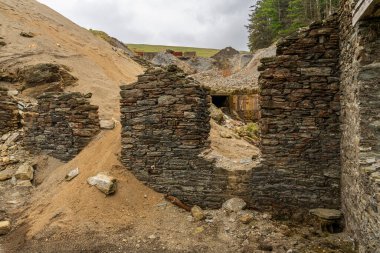 Terk edilmiş Great Snaefell Madeni 'nden geriye kalanlar Agneash, Garff, Man Adası yakınlarında.