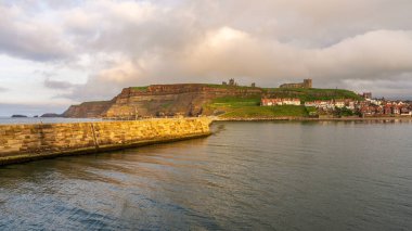Whitby, Kuzey Yorkshire, İngiltere - 20 Haziran 2023: Batı İskelesi 'nden görülen Doğu Kayalıkları' ndaki evlere bakın