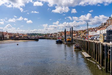 Whitby, North Yorkshire, İngiltere - 21 Haziran 2023: Pier Rd ve Esk Nehri 'ndeki evlerin görüntüsü