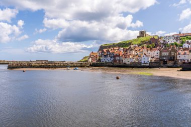 Whitby, North Yorkshire, İngiltere - 21 Haziran 2023: Doğu Kayalıkları ve St. Mary Kilisesi 'ndeki evlerin görüntüsü