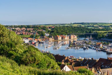 Whitby, Kuzey Yorkshire, İngiltere - 21 Haziran 2023: Doğu uçurumundan limana
