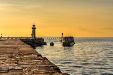 Whitby, Kuzey Yorkshire, İngiltere - 21 Haziran 2023: Doğu İskelesi 'nden Whitby Limanı Doğu Feneri