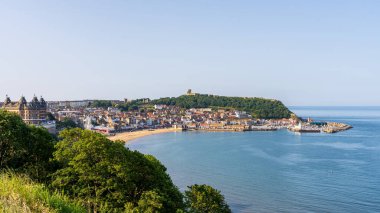 Scarborough, Kuzey Yorkshire, İngiltere - 22 Haziran 2023: Güney uçurumundan eski kasabaya ve South Bay Beach 'e doğru görüş