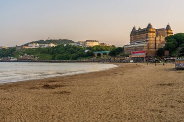 Scarborough, Kuzey Yorkshire, İngiltere - 22 Haziran 2023: The Grand Hotel ve South Bay Beach