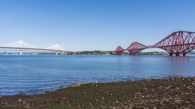 Forth Firth üzerinde köprüler, Queensferry Crossing ve Forth Road Bridge solda ve Forth Bridge sağda, Güney Queensferry, Edinburgh, İskoçya, İngiltere