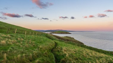 Auchencairn yakınlarında, Dumfries ve Galloway, İskoçya, İngiltere - 16 Ekim 2023: Akşam ışığı altında Dumfries Kanalı 'nın kıyısında manzara